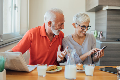 How to Use Omnichannel Tactics to Connect with Seniors